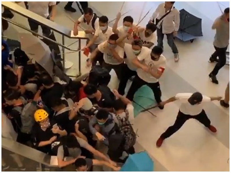 上月21日有一批白衣人在元朗站大堂向黑衣人及市民施襲。網圖