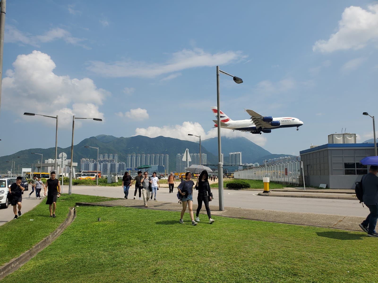 大批市民步行入機場。