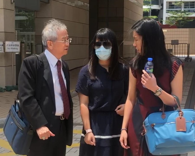 死者遺孀(中間戴口罩女子)。陳紫君攝