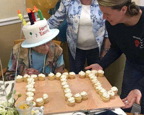 新罕布什爾州女人瑞棒球迷慶祝111歲生日:享受生活