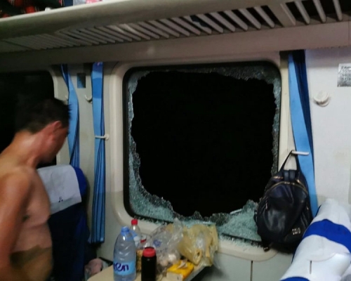 高鐵?#25910;?#20572;車斷電近4小時 乘客熱暈打爆車?#24052;?#27683;