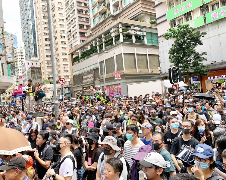 集會人士聲稱出發前往循道衛理教會祈禱,期間有遊行人士走出馬路。