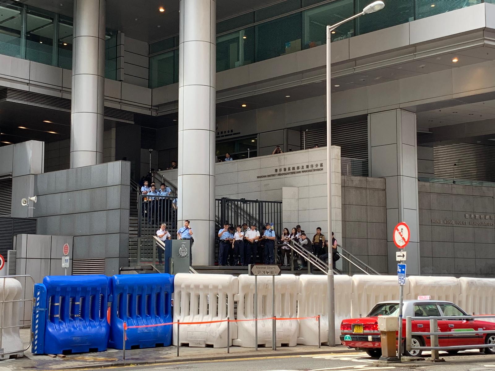 下午2時前,數十名警察在警總外戒備。