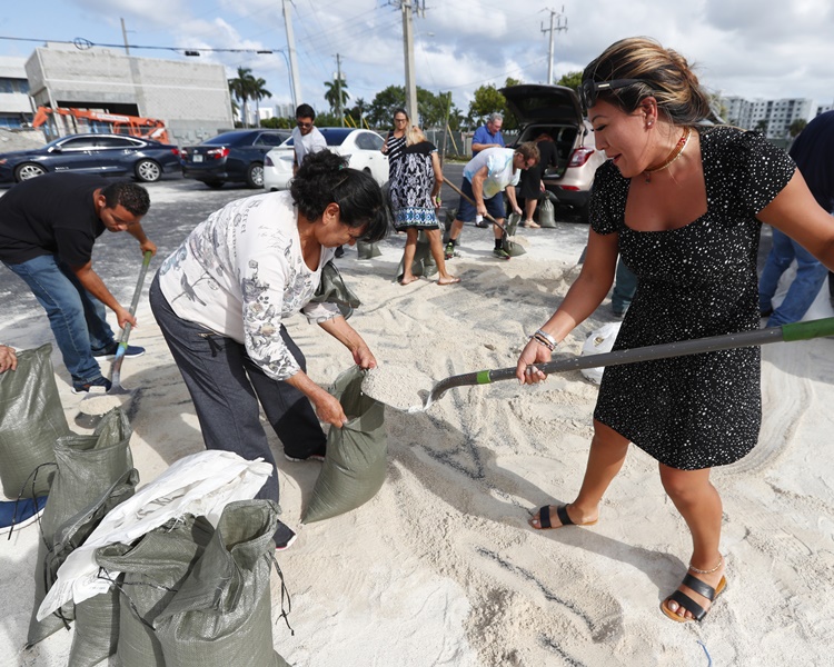 居民合力防備風災。AP