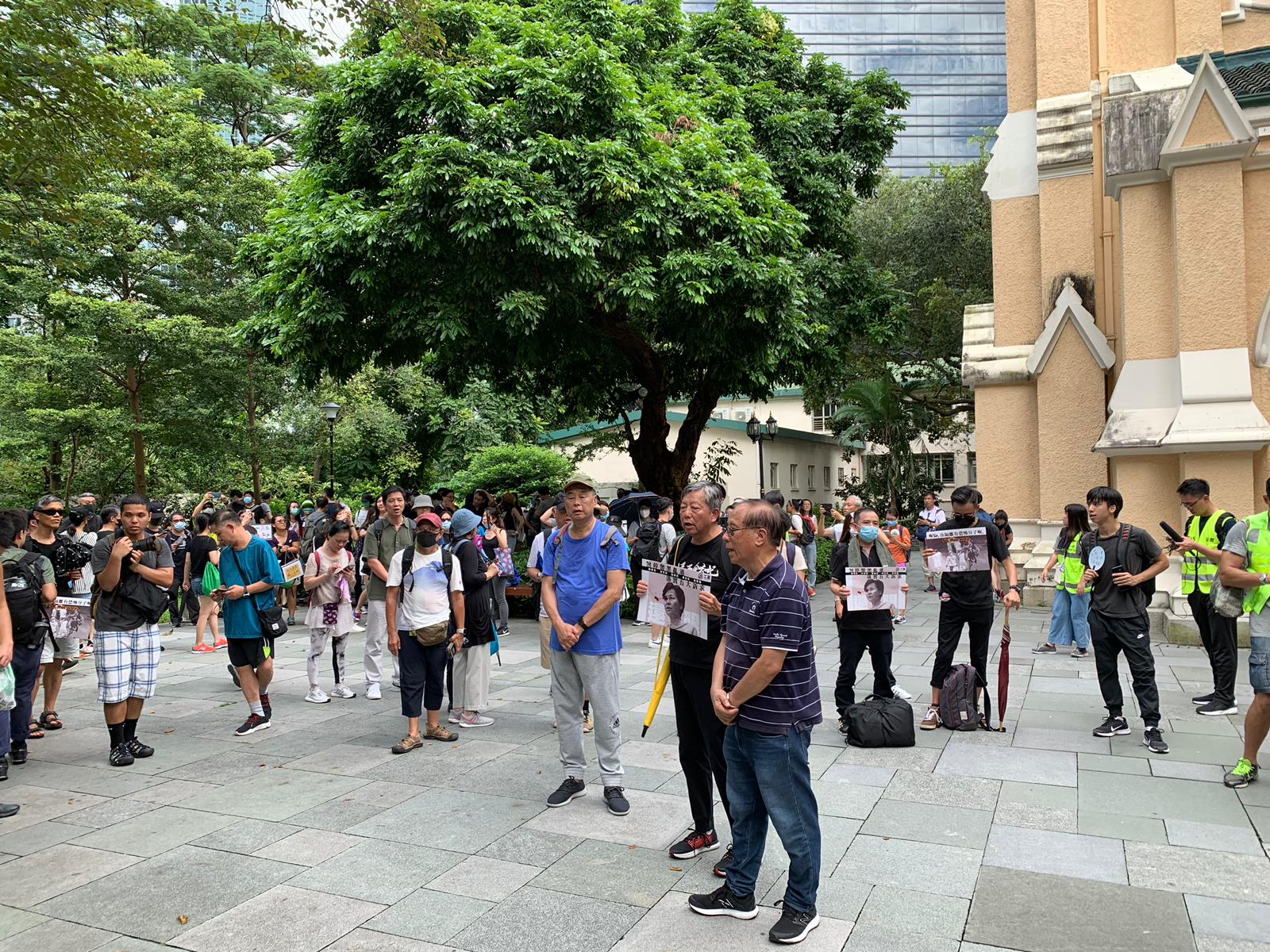 遊行人士陸續抵達聖約翰座堂。