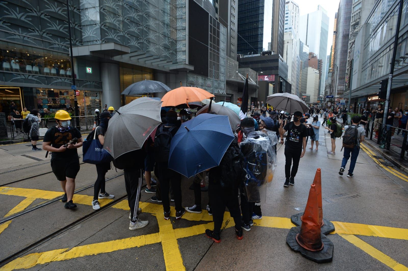 部分人在德輔道中設路障