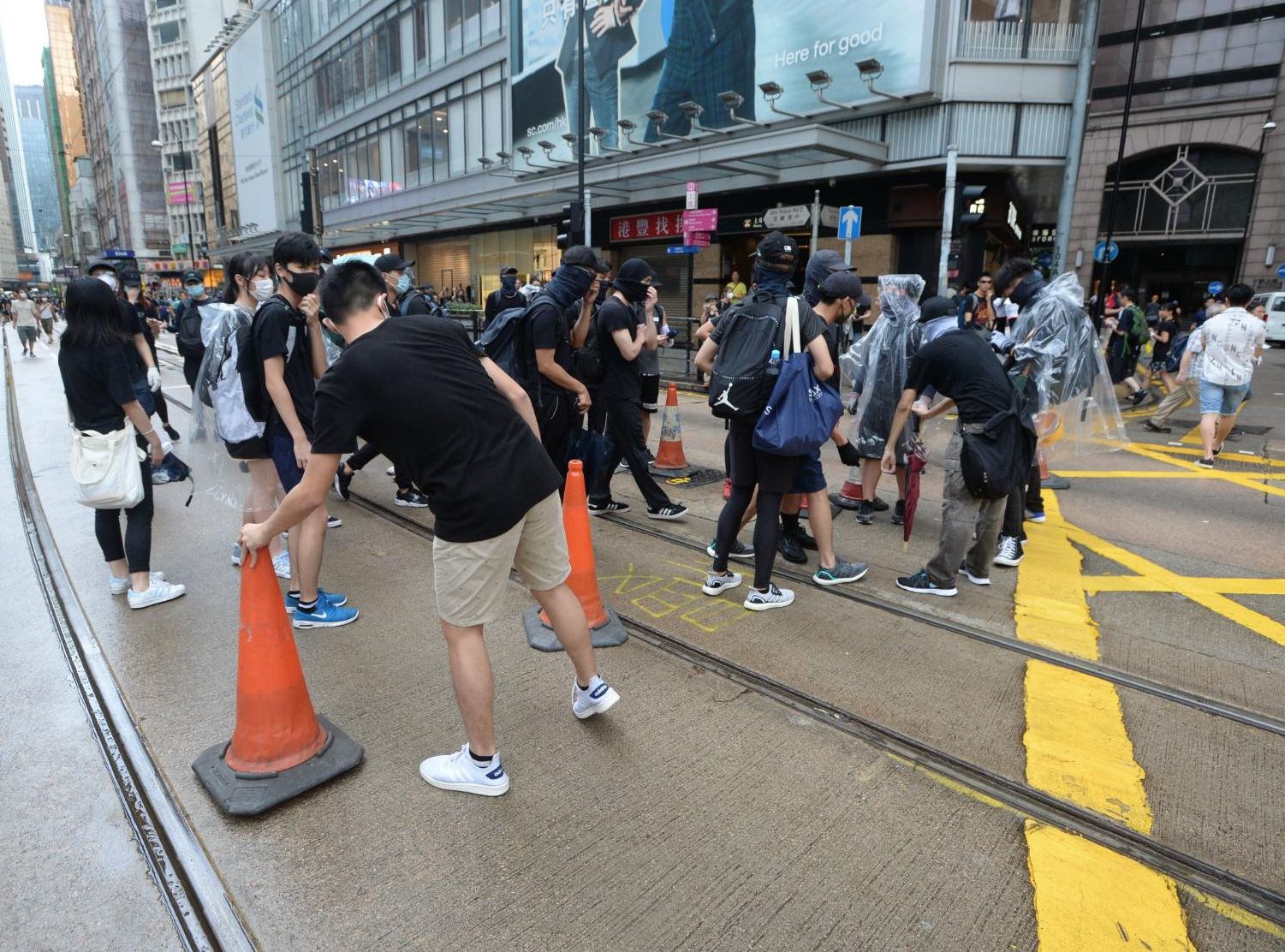 部分人在德輔道中設路障