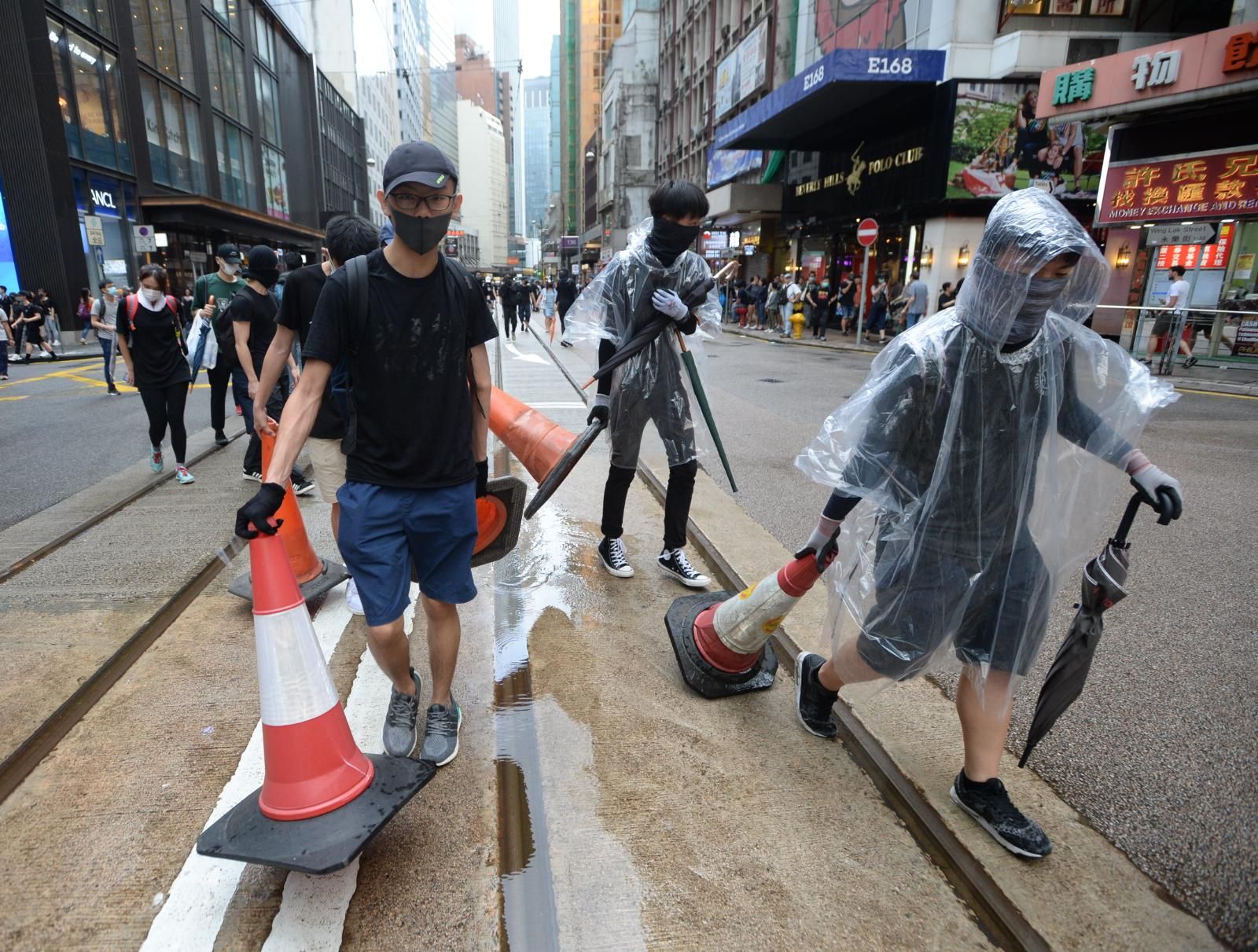 部分人在德輔道中設路障