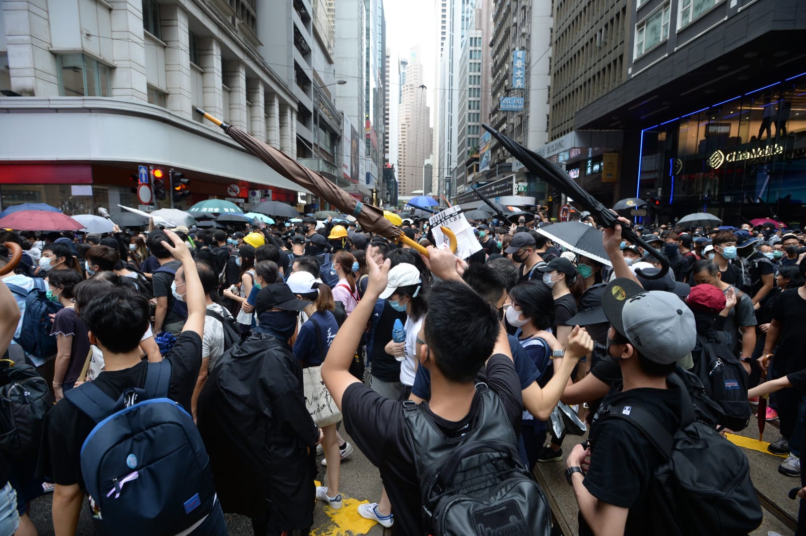 【逃犯條例】示威者堵塞德輔道中及干諾道中 有人呼籲「返遮打」