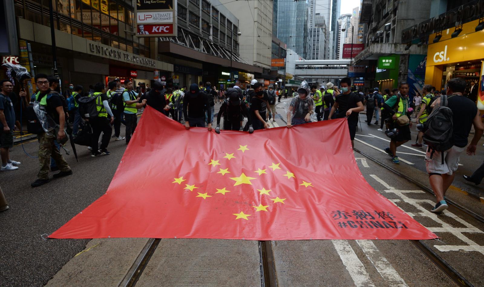 【逃犯條例】示威者堵塞德輔道中及干諾道中 有人呼籲「返遮打」