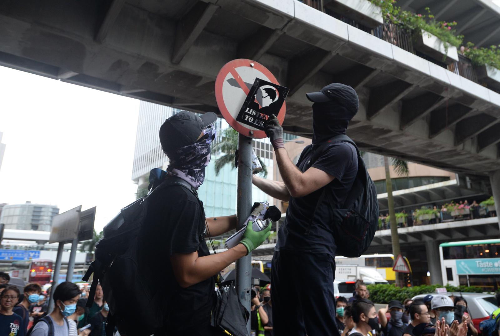 【逃犯條例】示威者堵塞德輔道中及干諾道中 有人呼籲「返遮打」