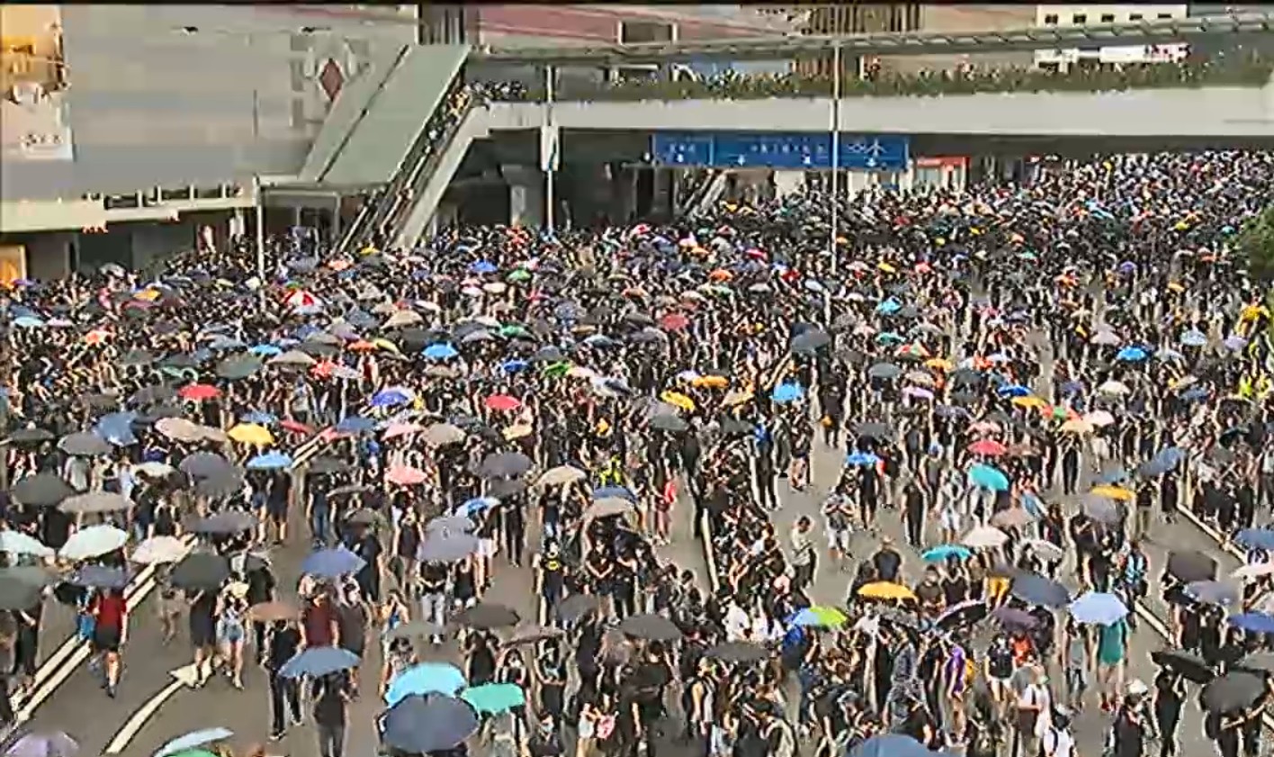 部分示威者在金鐘夏慤道聚集。無線新聞截圖