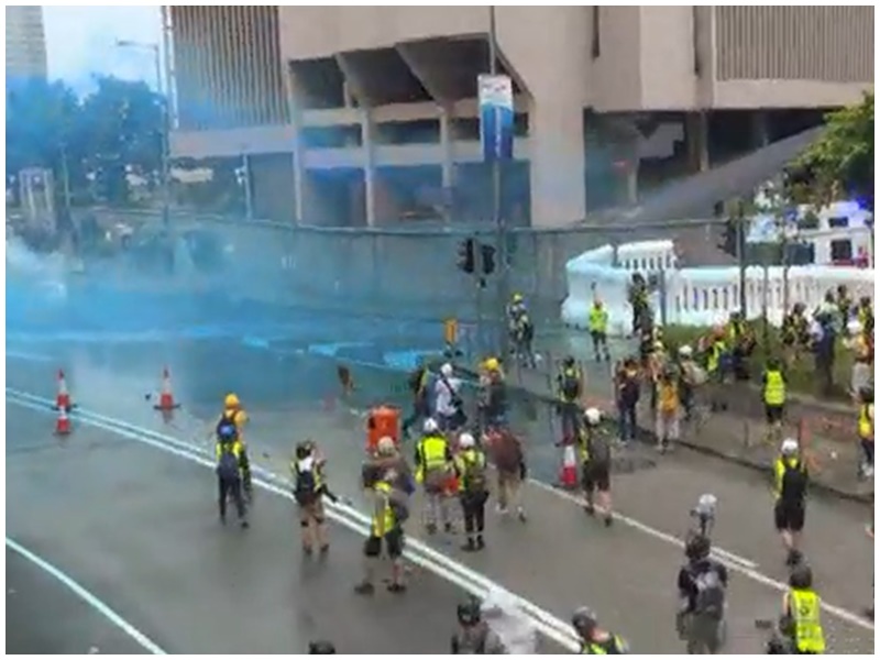 水炮車首次發射藍色水柱。NowTV截圖