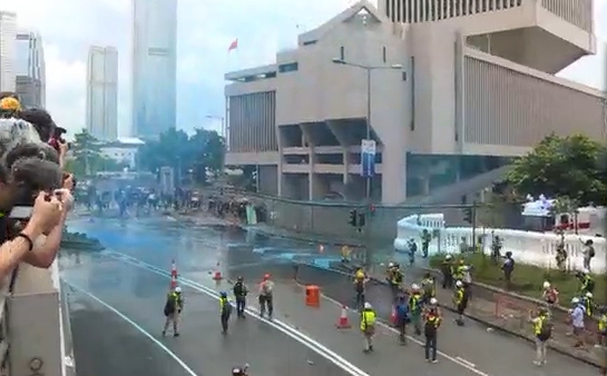 水炮車首次發射藍色水柱。NowTV截圖