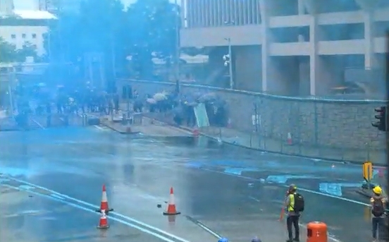 水炮車首次發射藍色水柱。NowTV截圖