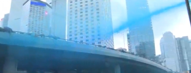 水炮車再次出動,並向天橋射藍色水柱。NowTV截圖