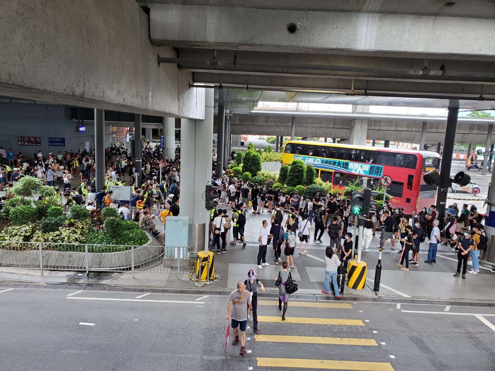 戴口罩的市民聚集在機場巴士站。