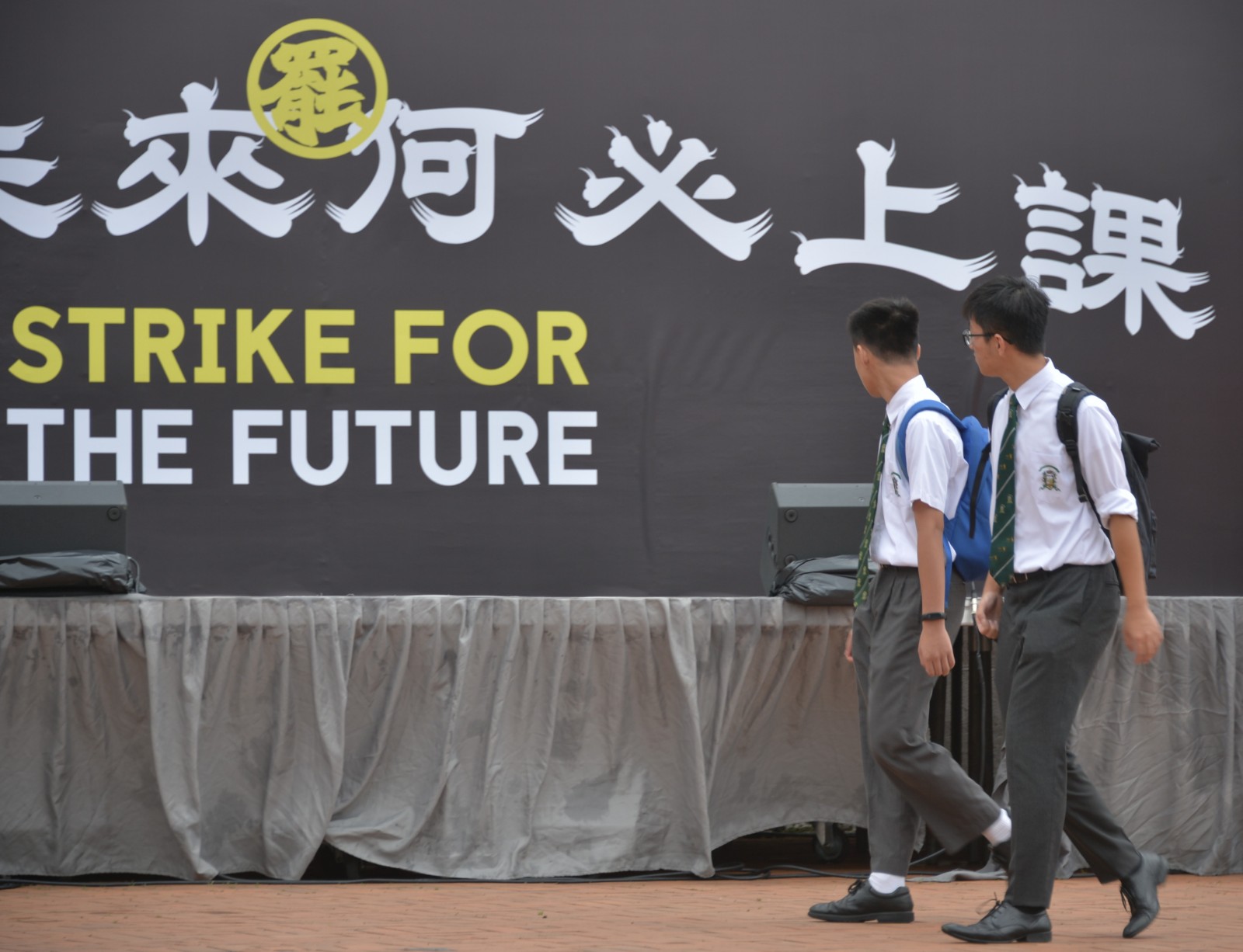 陸續有學生參與愛丁堡廣場的罷課集會。