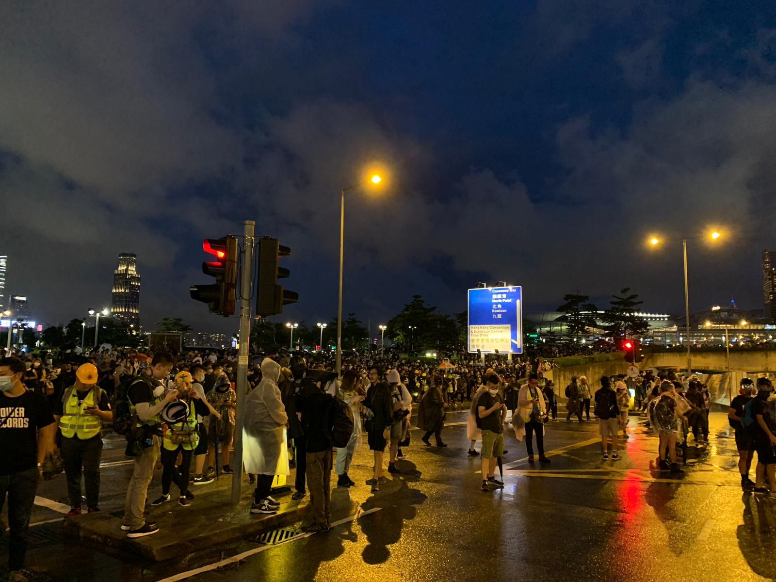 【逃犯條例】防暴警特首辦外噴胡椒水劑 疑有直升機向人群灑螢光粉