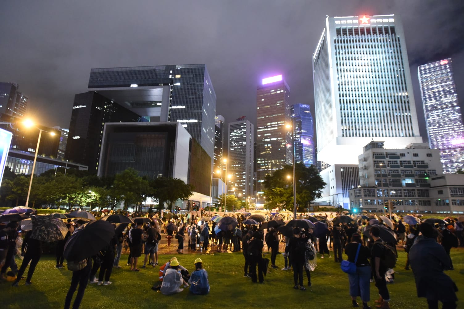 【逃犯條例】防暴警特首辦外噴胡椒水劑 疑有直升機向人群灑螢光粉