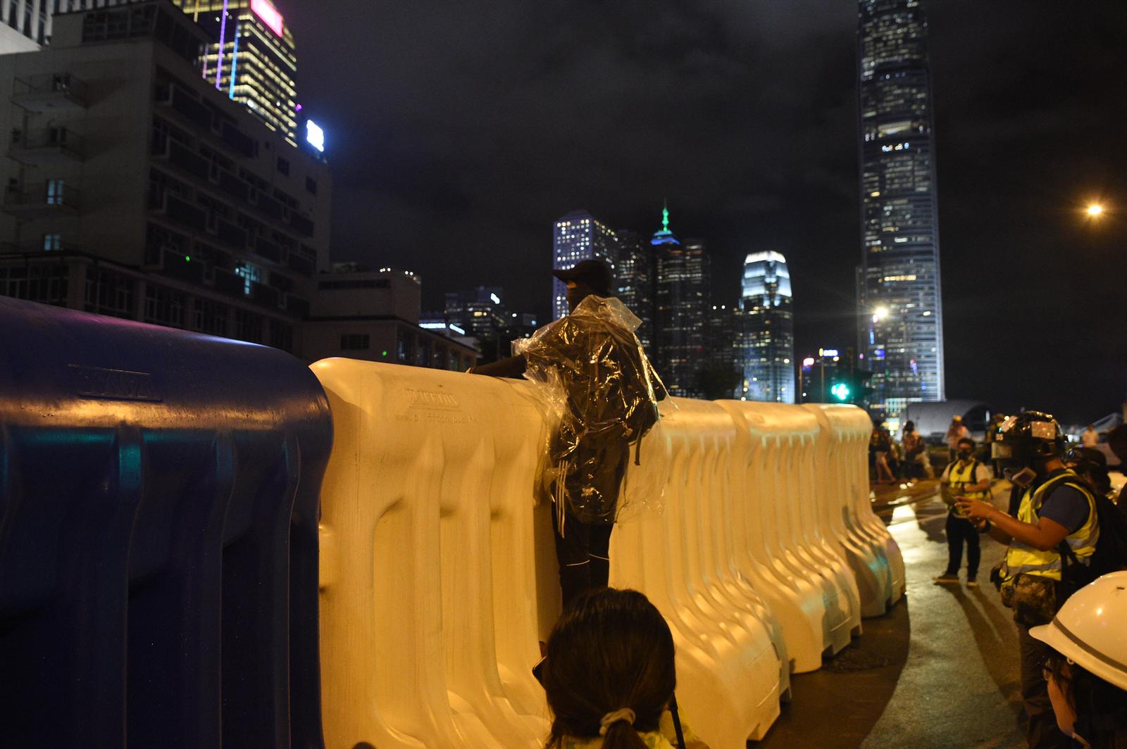 【逃犯條例】防暴警特首辦外噴胡椒水劑 疑有直升機向人群灑螢光粉