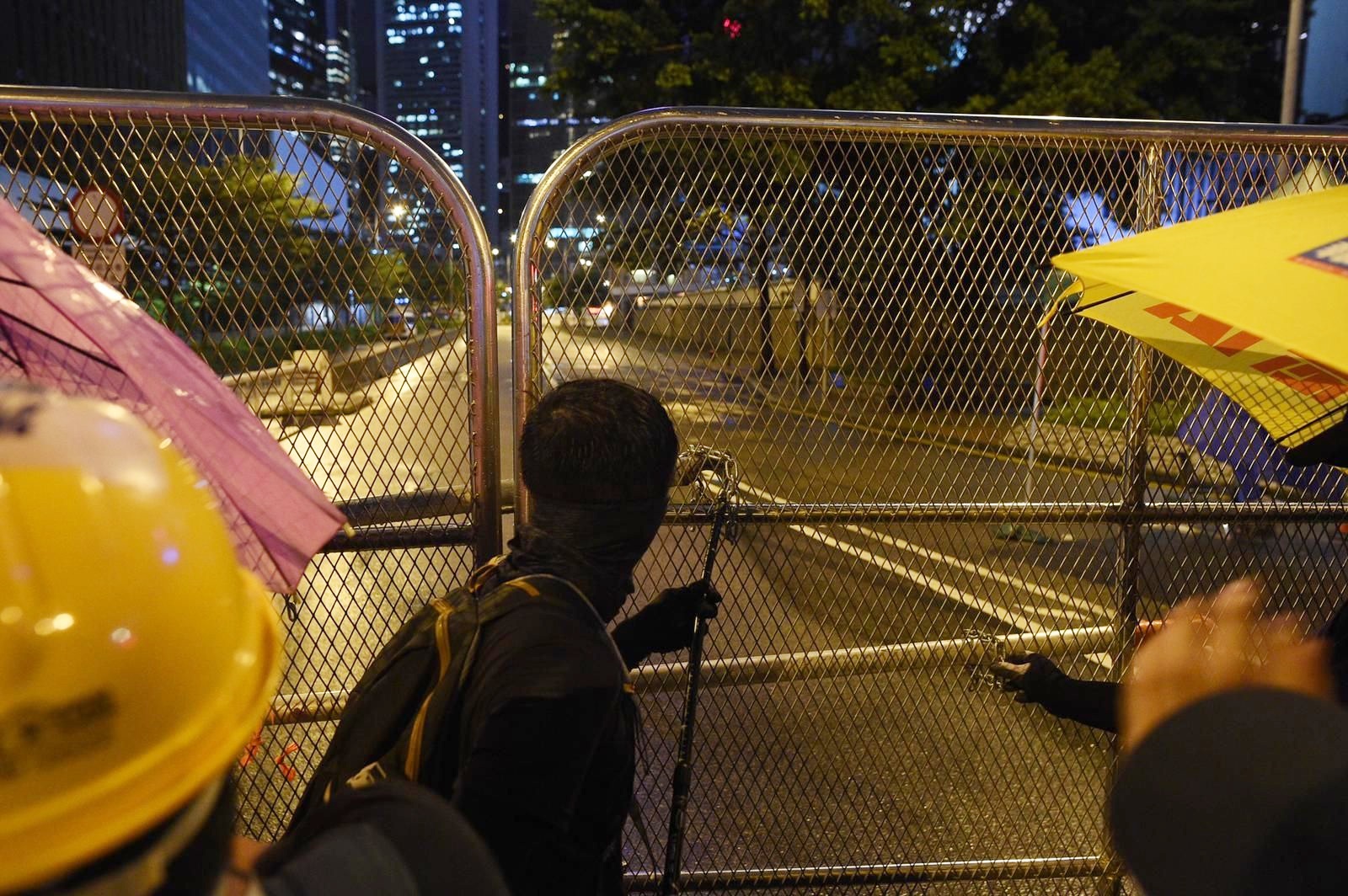 【逃犯條例】防暴警特首辦外噴胡椒水劑 疑有直升機向人群灑螢光粉