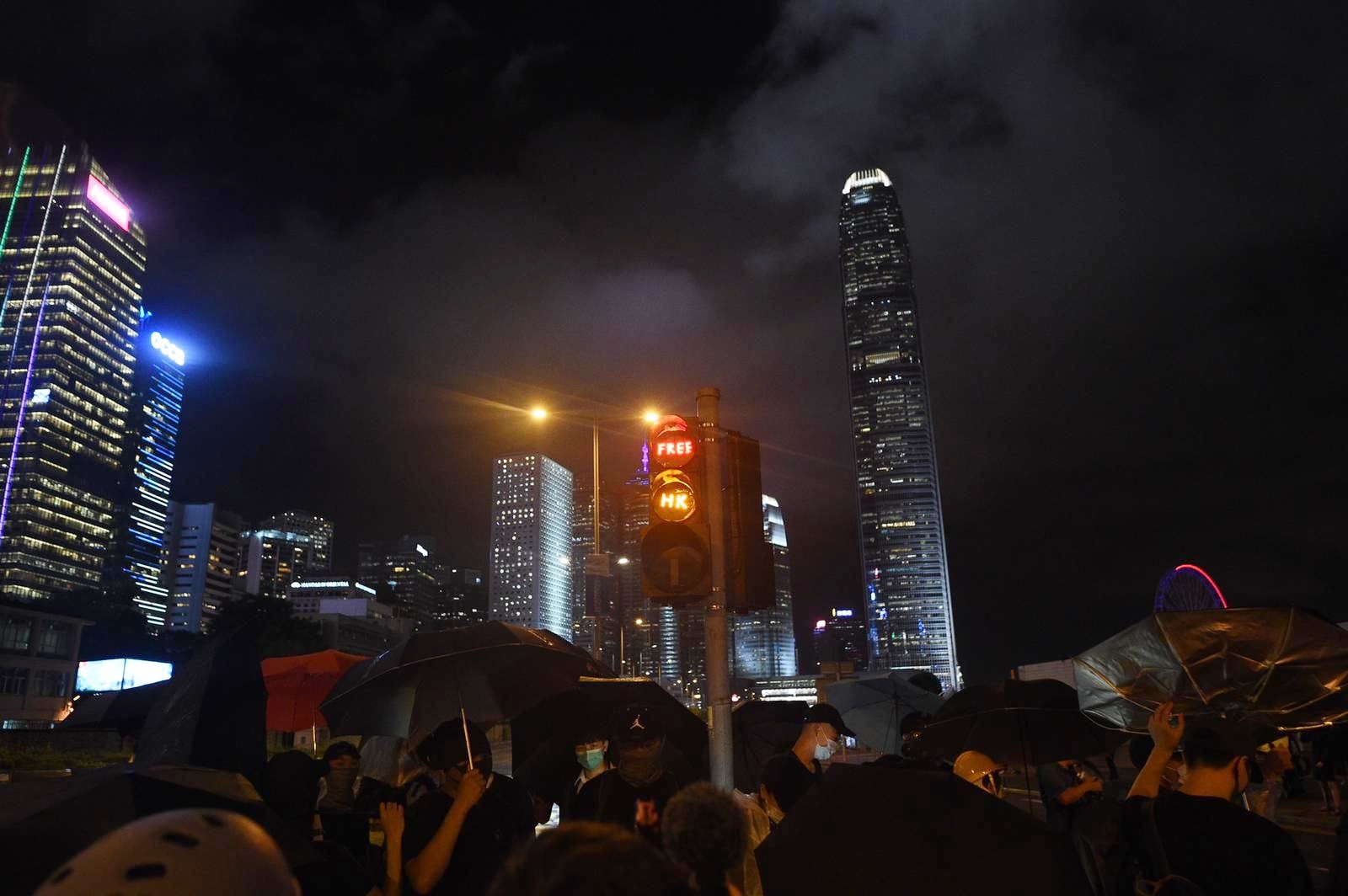 【逃犯條例】防暴警特首辦外噴胡椒水劑 疑有直升機向人群灑螢光粉