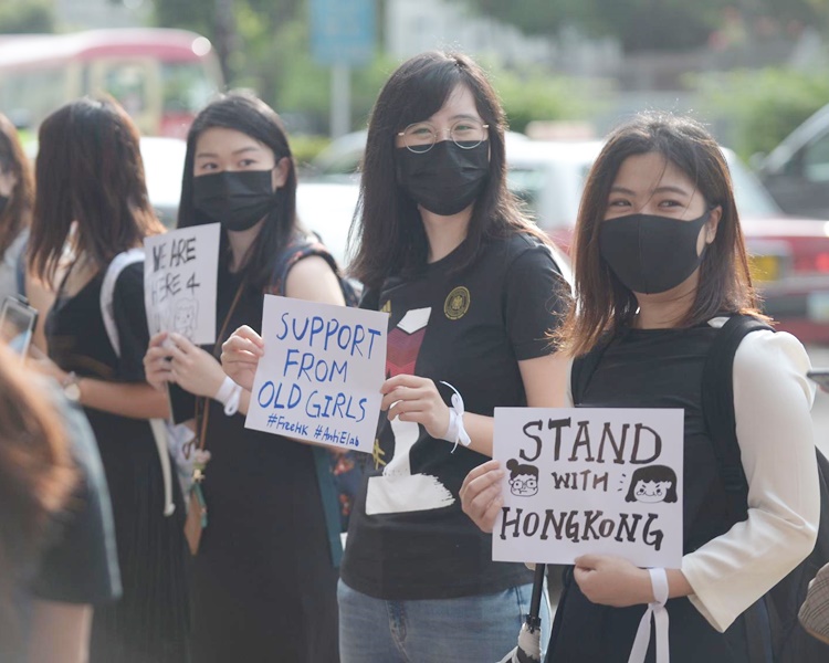 80校友聲援女拔學生。