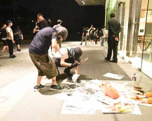 【修例風波】傳警員酒店擺酒示威者灑溪錢插香燭 貼女方舊婚照「贈慶」