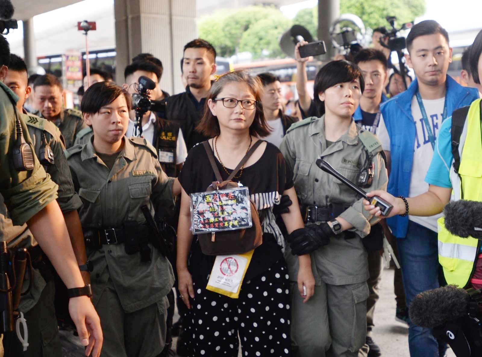 錢寶芬被帶上警車。