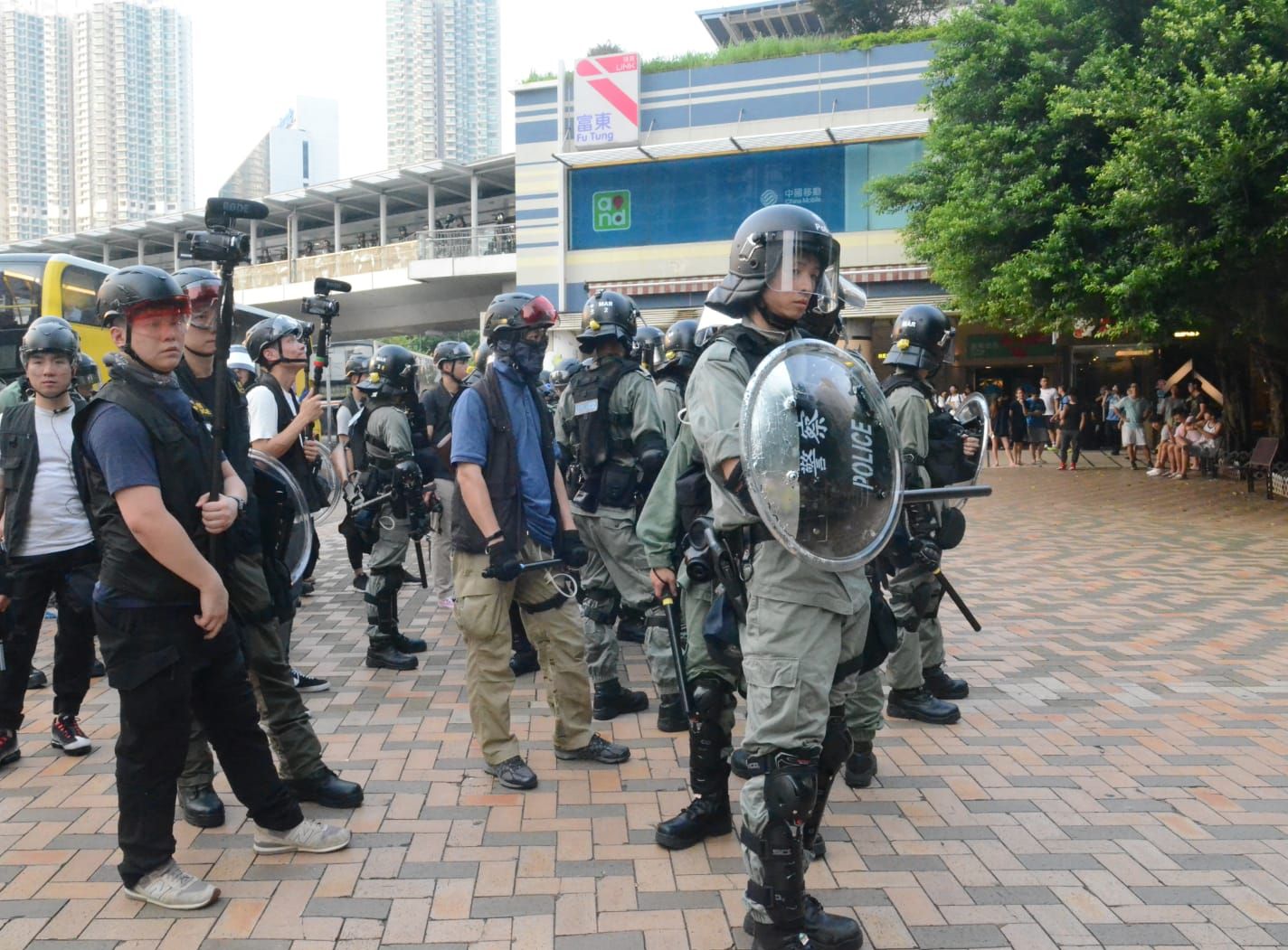 【修例風波】東涌站兩入口關閉 一少女疑被警棍打頭
