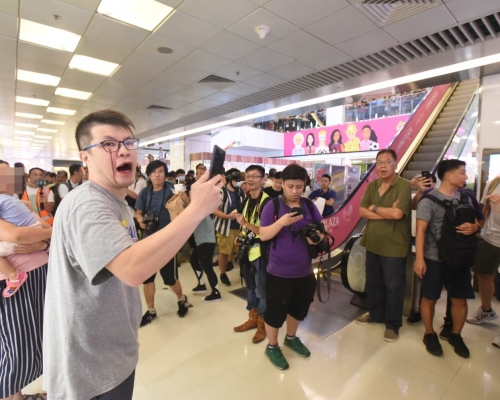 【修例風波】男子淘大商場唱國歌 與反修例群眾爆衝突受傷流血