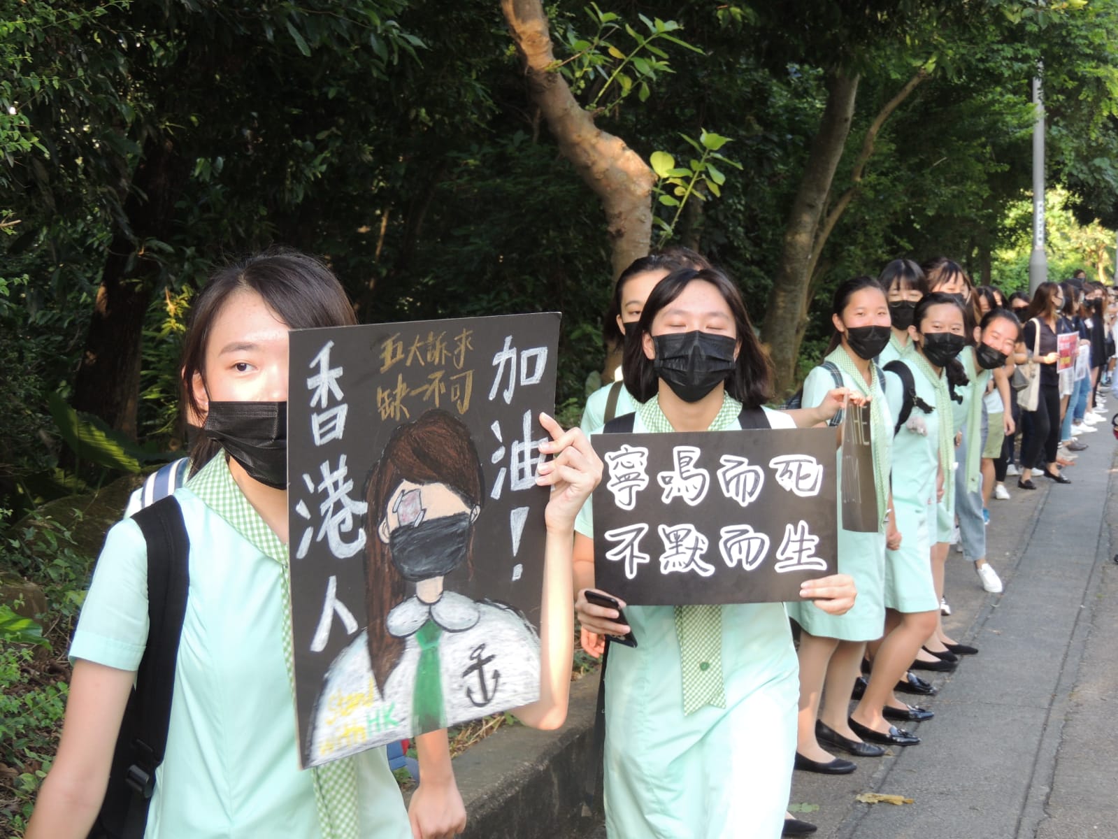 彩雲邨周邊的德望學校、聖言中學及聖若瑟英文中學,今早有幾百名學生、校友及市民組成聯校人鏈,表達訴求。