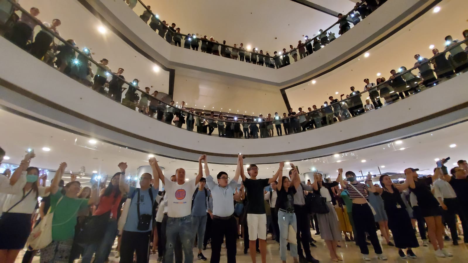 晚上有市民在IFC聚集唱反修例歌曲。