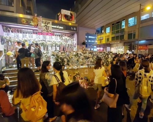 【修例風波】市民太子站外再聚集 獻花拜祭