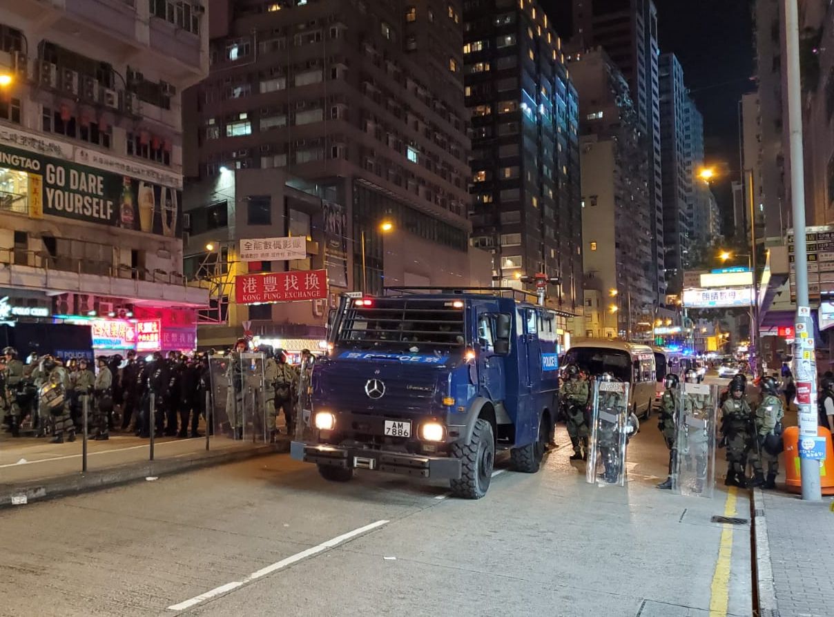 【修例風波】防暴警出動裝甲車 灣仔驅散示威者
