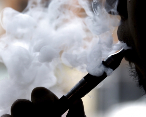 加拿大第一宗:青年吸食電子煙引致嚴重呼吸系統疾病