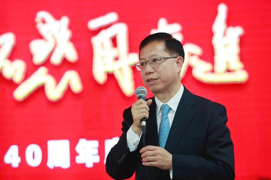 向斌。
