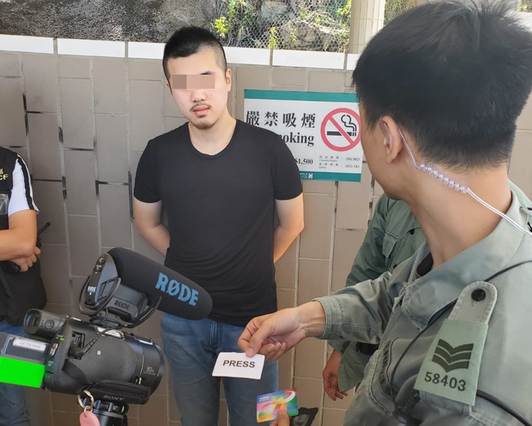 警方在男子的隨身物品搜出頭盔和懷疑假記者證。