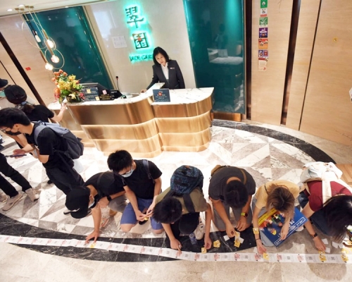 【修例風波】示威者新城市廣場狂撳飲茶飛 店鋪門前喊口號