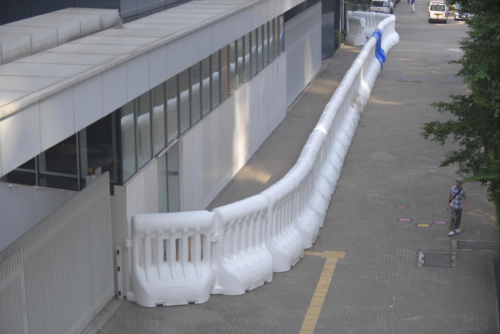 立法會外圍以水馬圍封。