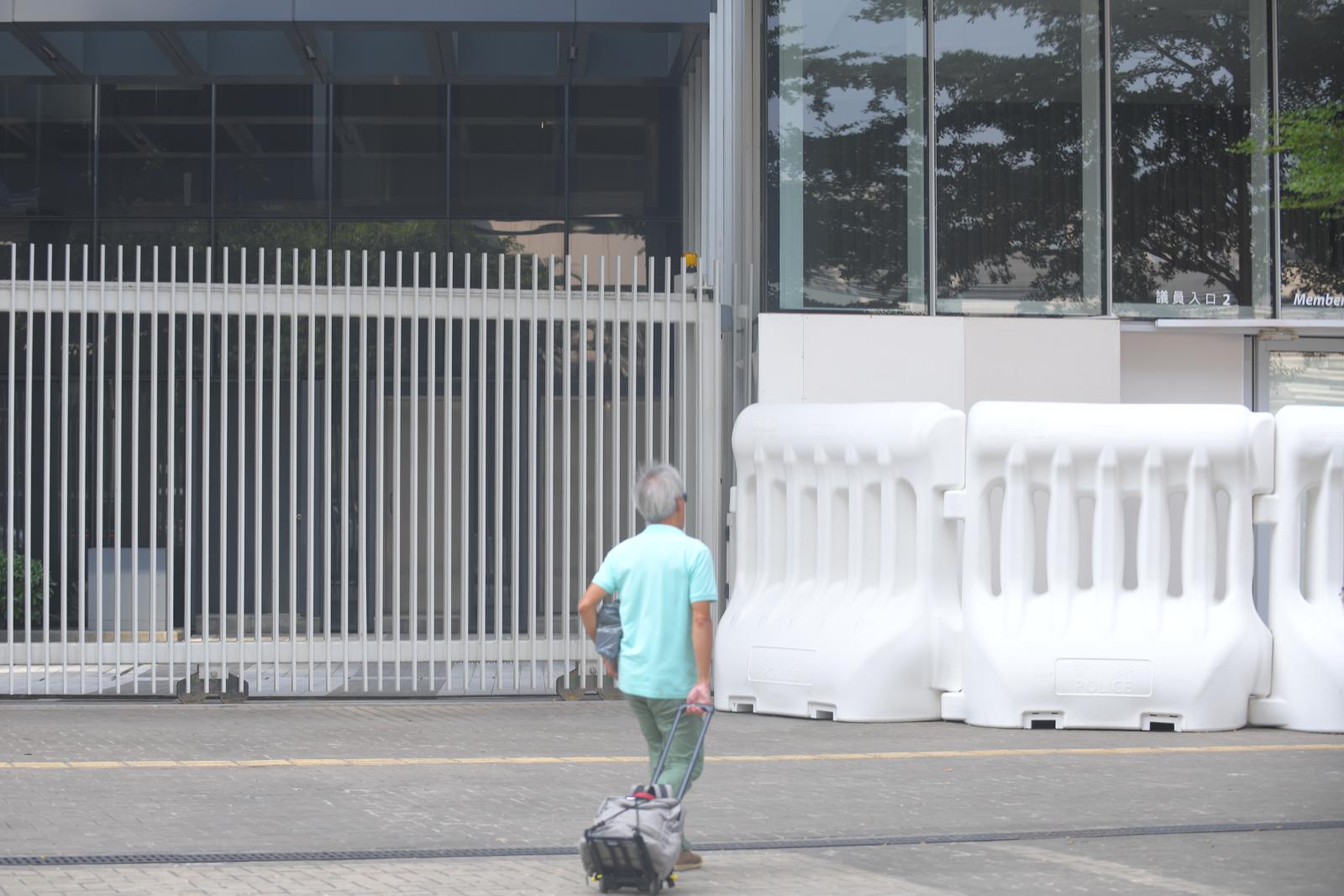 立法會外圍以水馬圍封。