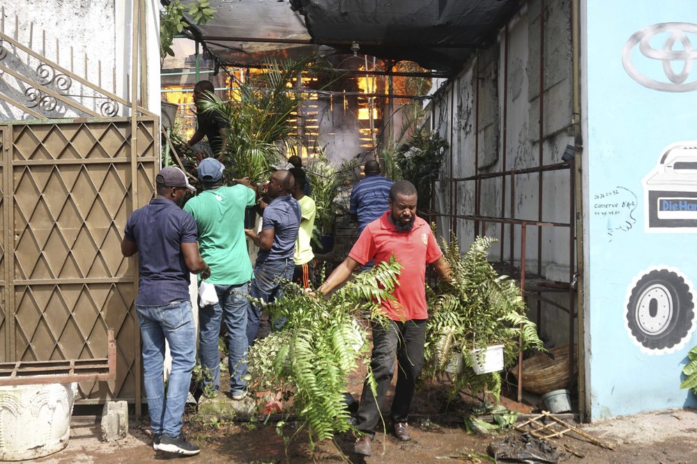 民眾洗劫商店。AP