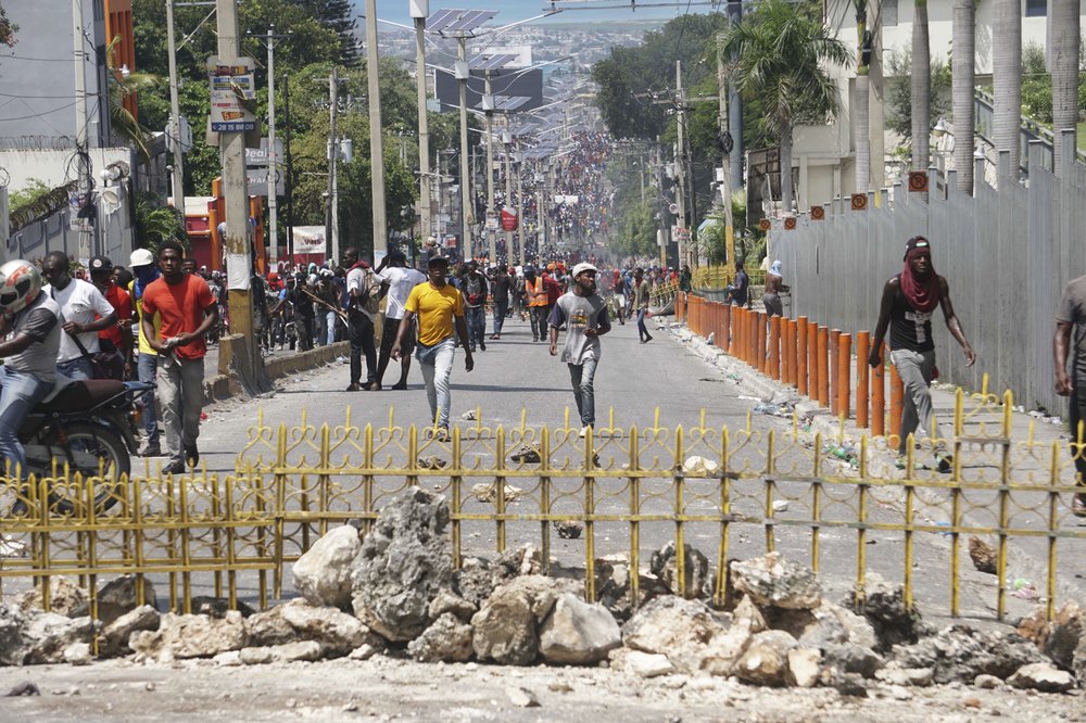 民眾設路障。AP