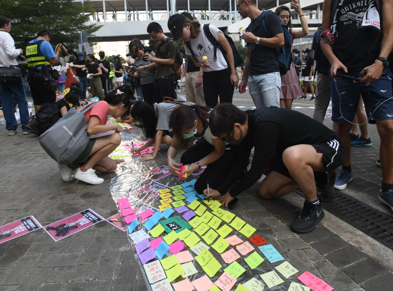 【修例風波】市民發起「連儂之路」活動 港島9地點貼文宣