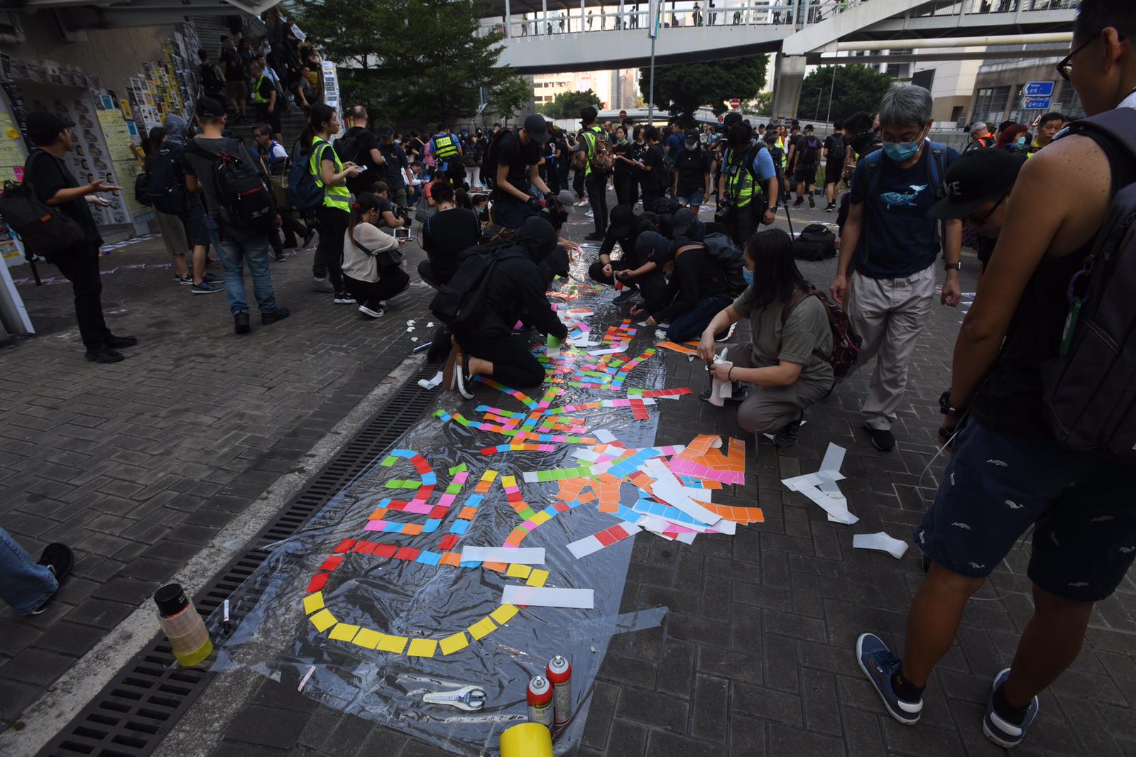 【修例風波】市民發起「連儂之路」活動 港島9地點貼文宣