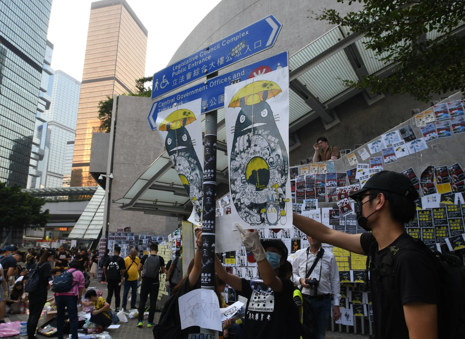 【修例風波】市民發起「連儂之路」活動 港島9地點貼文宣