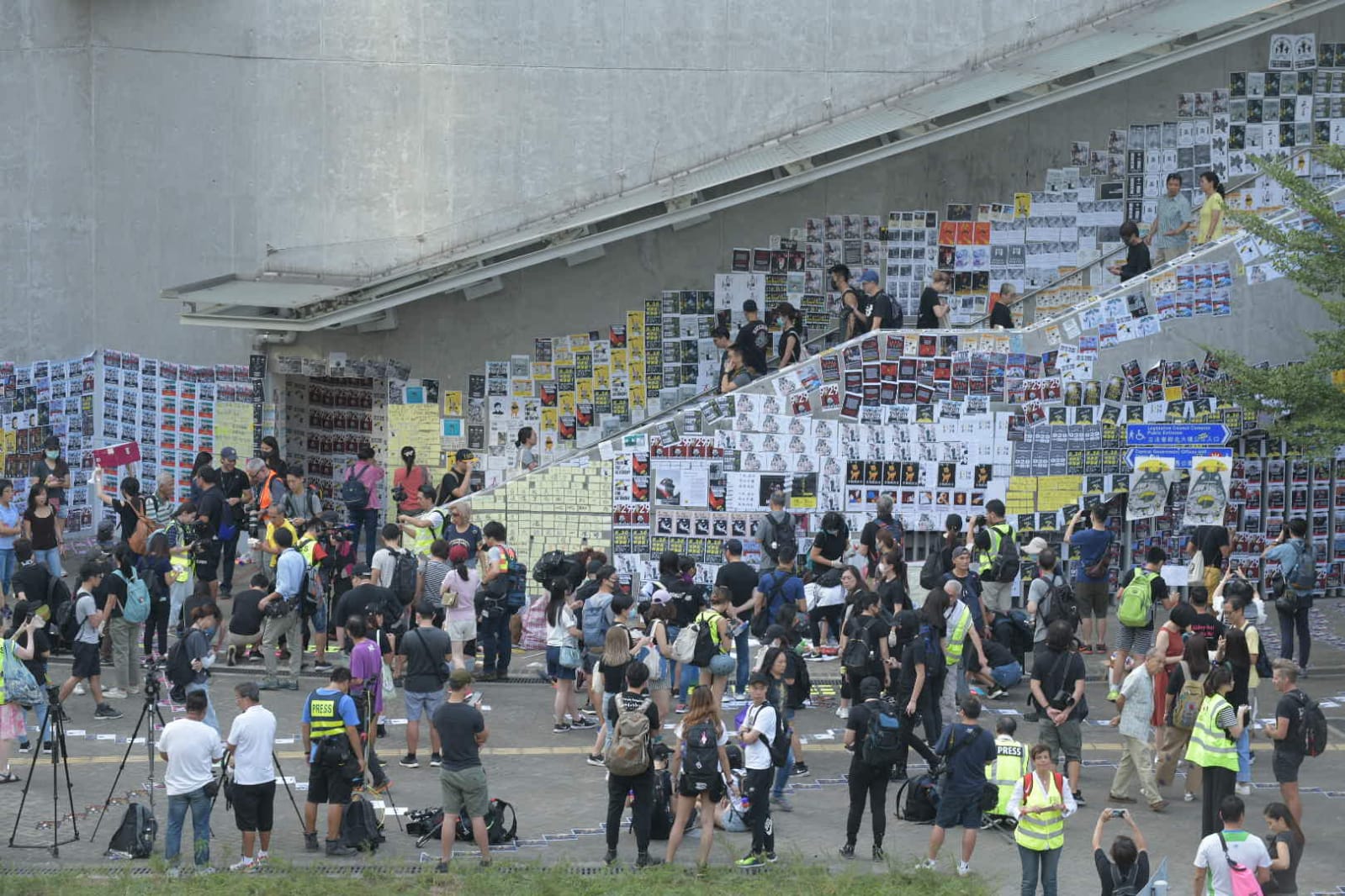 有反修例人士張貼抗議標貼。