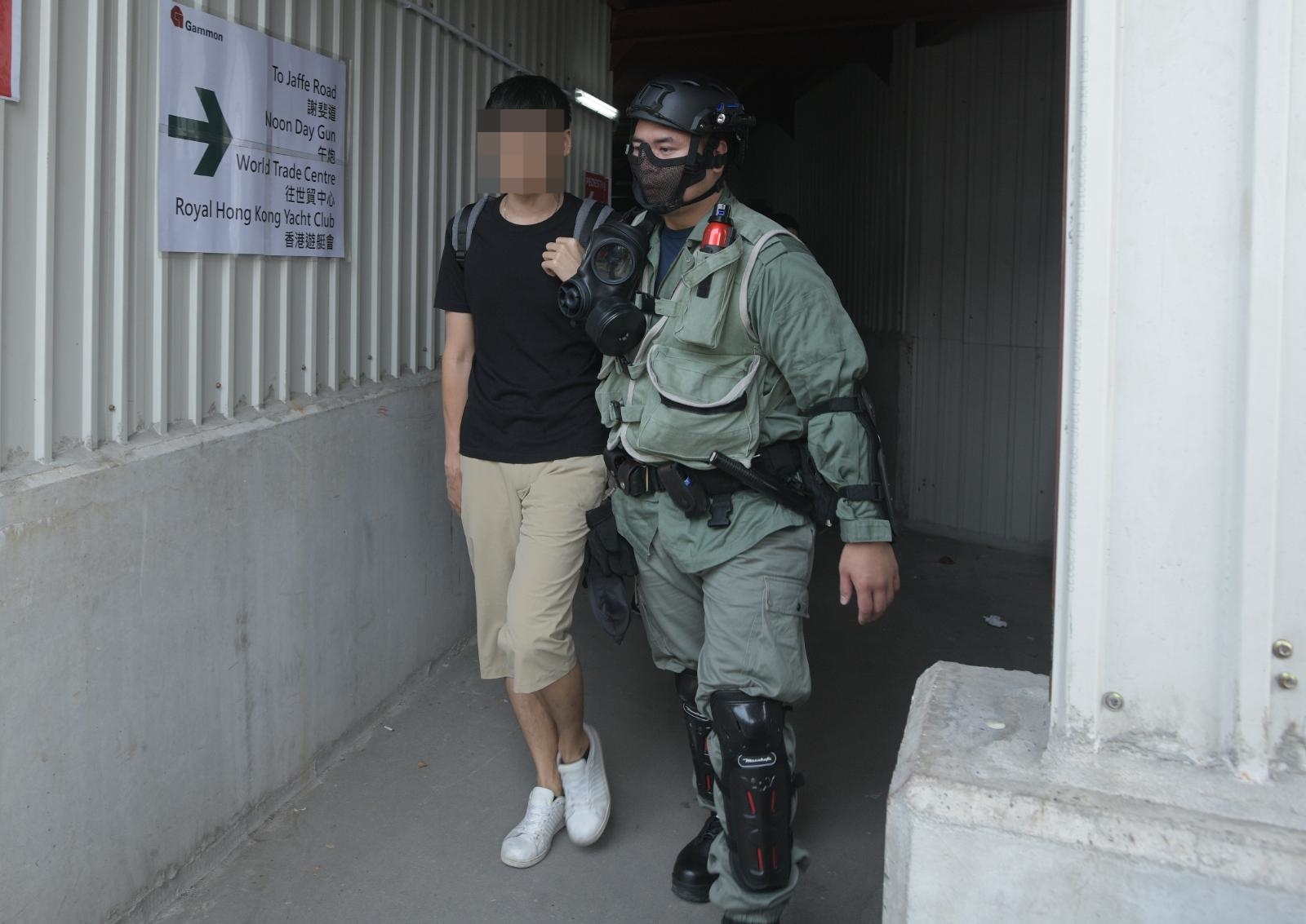 警方帶走至少4人。