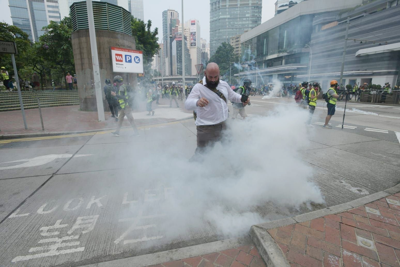 【修例風波】射催淚彈後警方離開金鐘道 大批示威者衝前再佔路